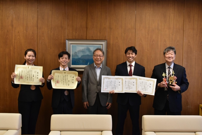 左から飯盛さん、長谷さん、野口学長、加古さん、道正部長