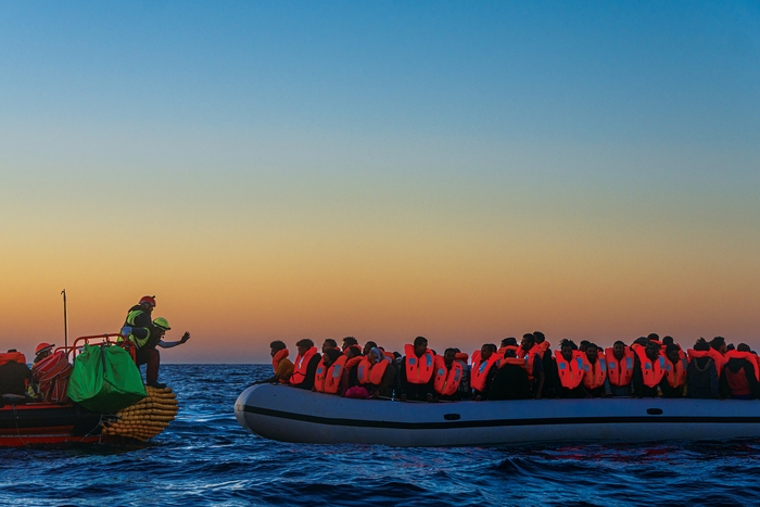 地中海での救助船活動。ライフジャケットを配り母船までシャトルする