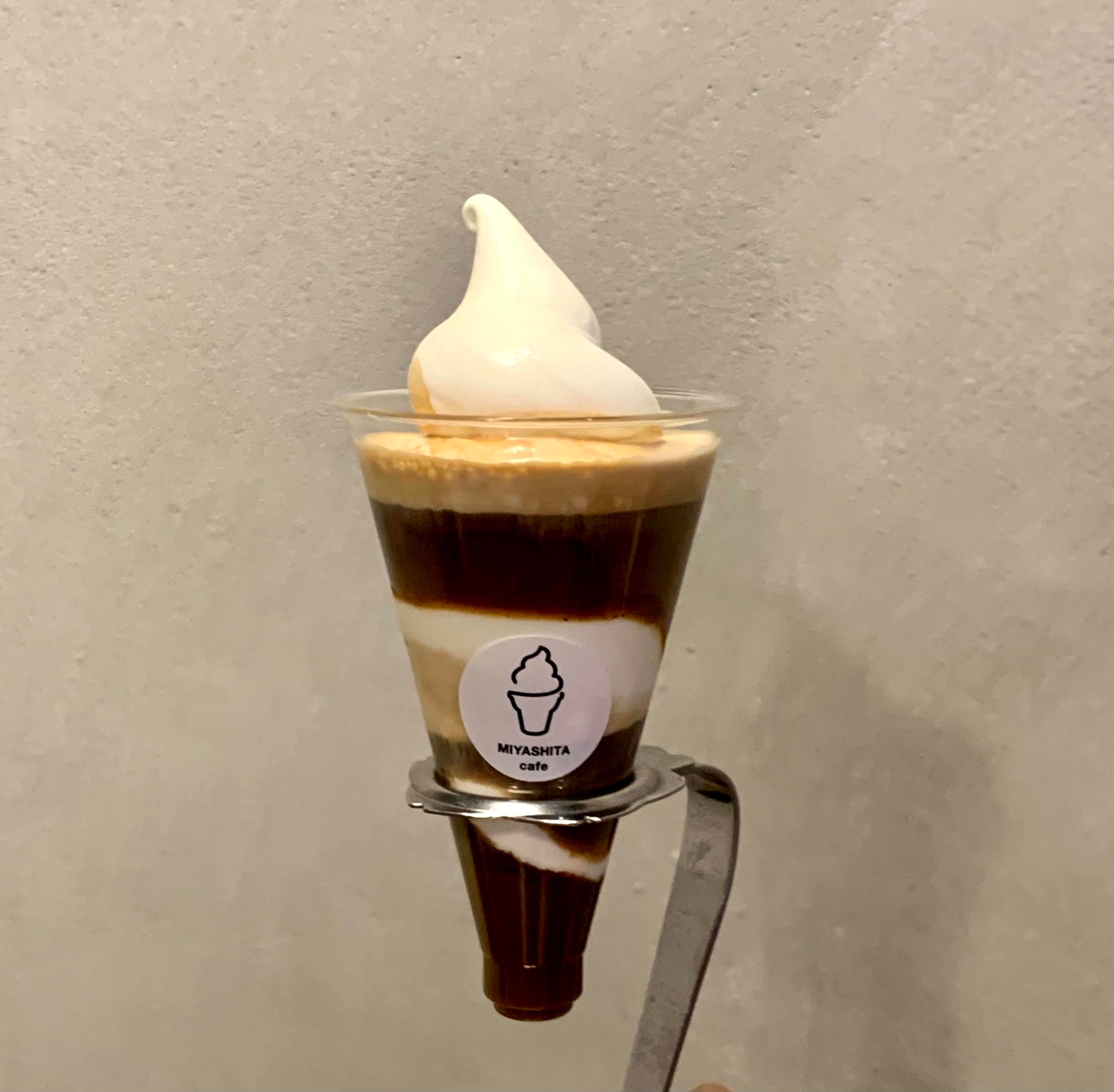 生クリームミルクソフトにエスプレッソをかけた「ミヤシタアフォガード」