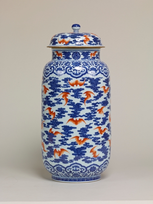 青花紅彩蝠雲文壺 中国・景徳鎮窯「大清乾隆年製」銘 清時代・乾隆年間(1736~95) 東京国立博物館蔵 11月29日(火)~2023年3月19日(日) 東洋館5室