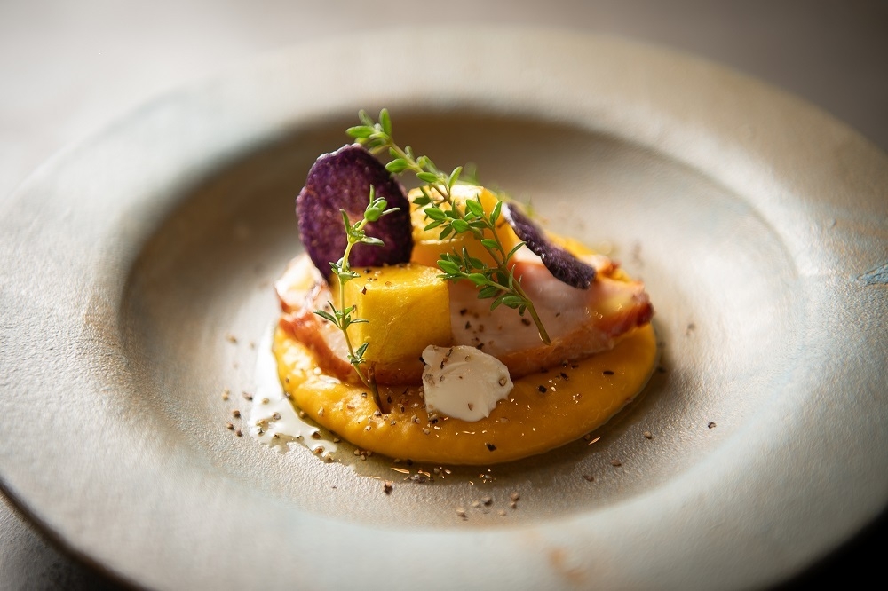 カボチャのピューレと鶏スモーク 根菜の彩り