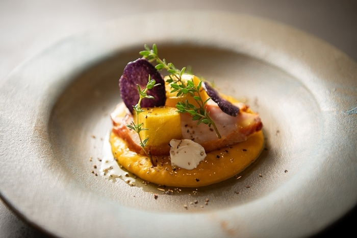 カボチャのピューレと鶏スモーク　根菜の彩り