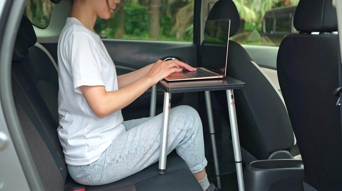 画像3 車内でタイピングする女性