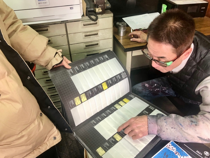 京都の職人と打ち合わせ