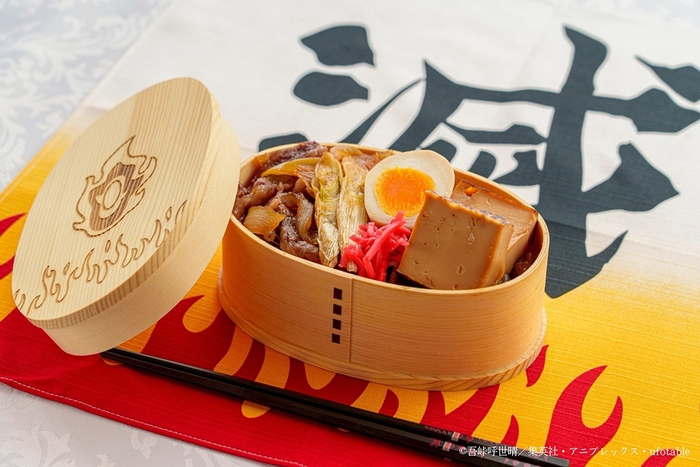 ▲「上等牛鍋弁当」とオリジナルノベルティ