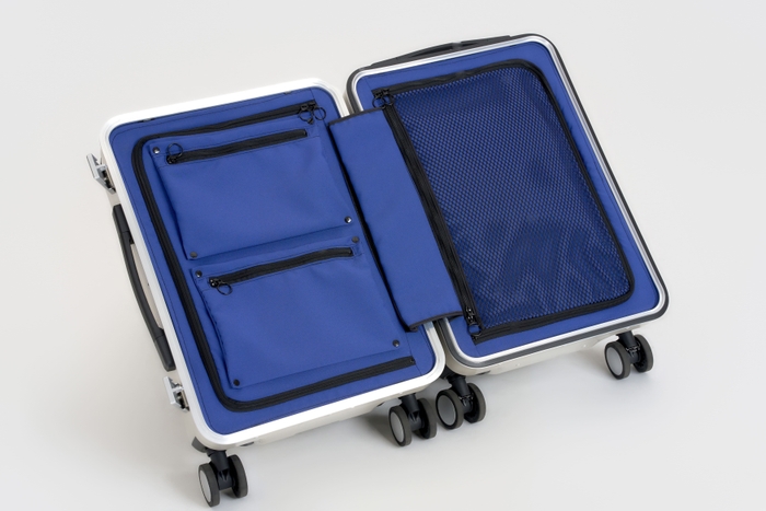 内装には着脱式ポーチ(写真左)が付いている