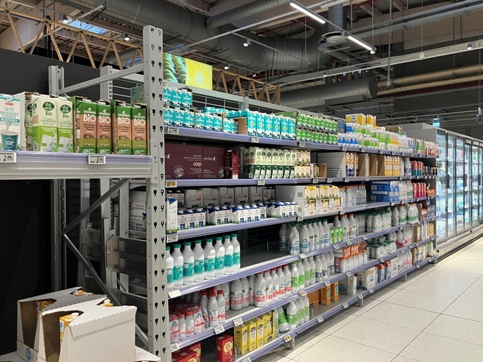 イタリアのスーパーのロングライフ牛乳の売り場