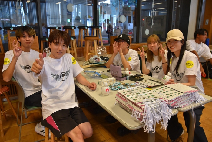 接客や会計などを担ったゼミ生たち