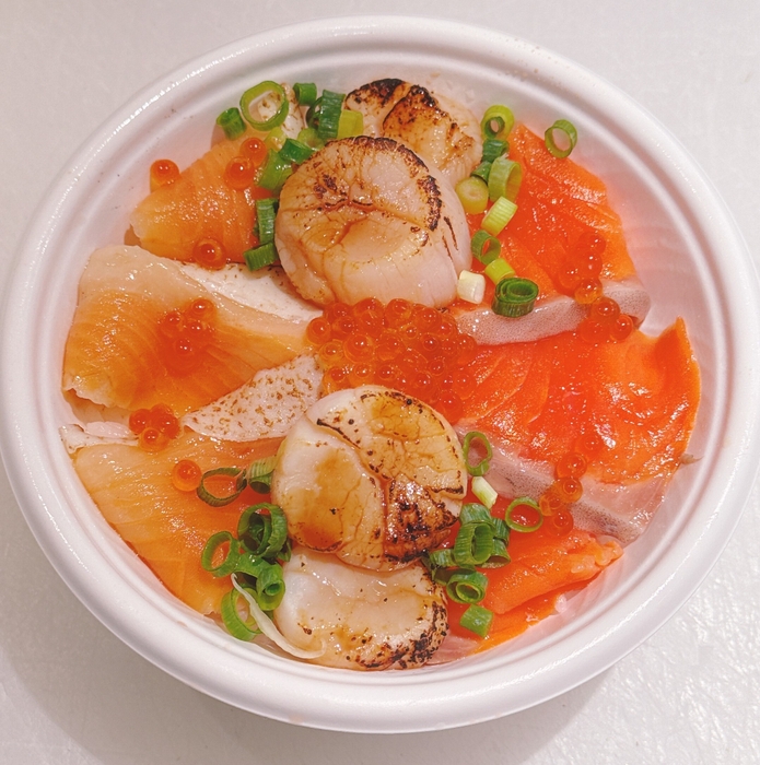 「炙りホタテとサーモン堪能丼」