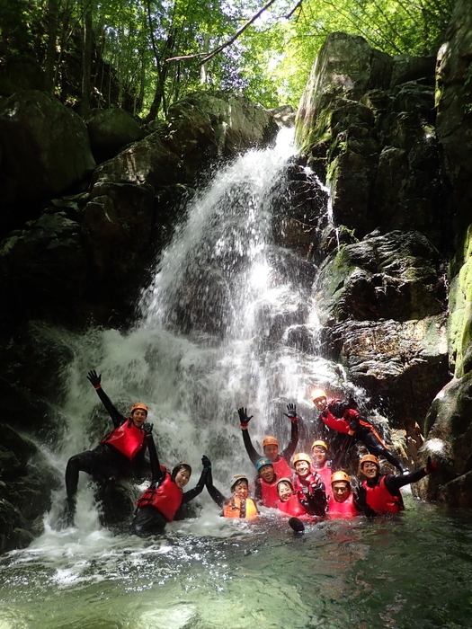 真夏の清流アクティビティ「シャワークライミング」