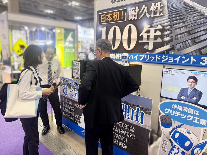 展示ブースでスタッフが製品説明。来場者は製品の特長や性能に高い興味を示した