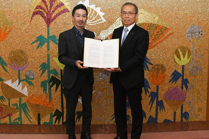 写真左：山本代表社員／右：松戸徹市長 2