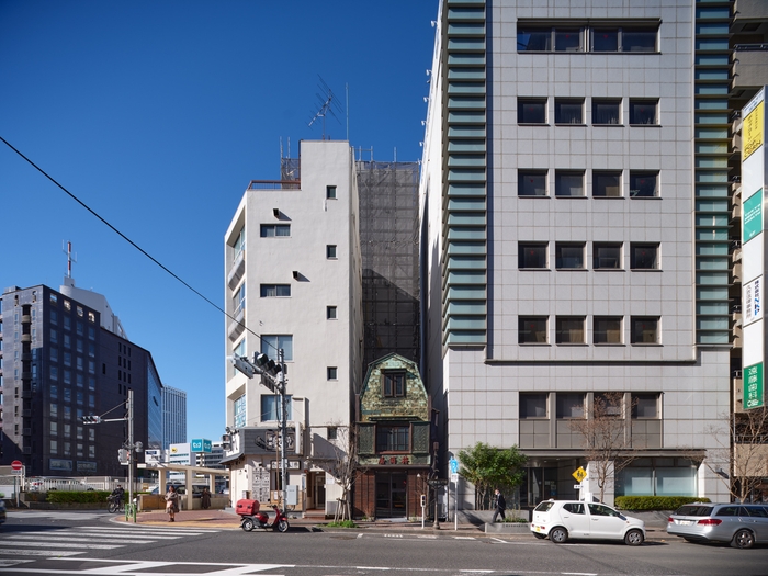 ビルに挟まれて建つ街の風景_昼