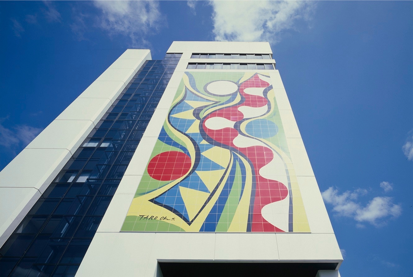 大塚製薬株式会社Hi-zタワー「いのち躍る」 1983年(2000年改修) 原画:岡本太郎/製作:大塚オーミ陶業株式会社