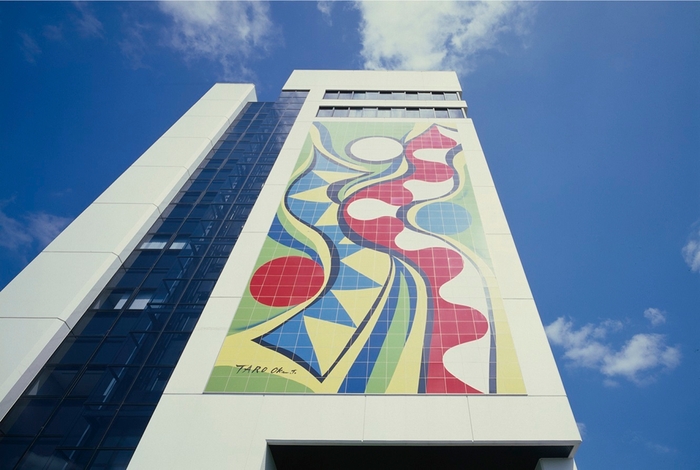 大塚製薬株式会社Hi-zタワー「いのち躍る」 1983年(2000年改修) 原画:岡本太郎/製作:大塚オーミ陶業株式会社