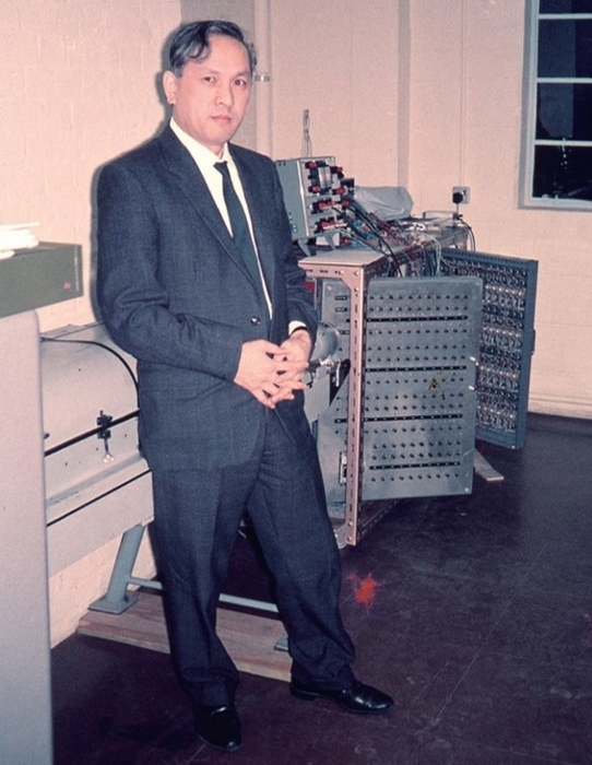 石黒 鎮雄(1969年撮影、英国国立海洋研究所にて) ※ この写真は、日本海洋学会の許諾を受け、光易(2017),JOSニュースレター,7(1), p5より引用しました。