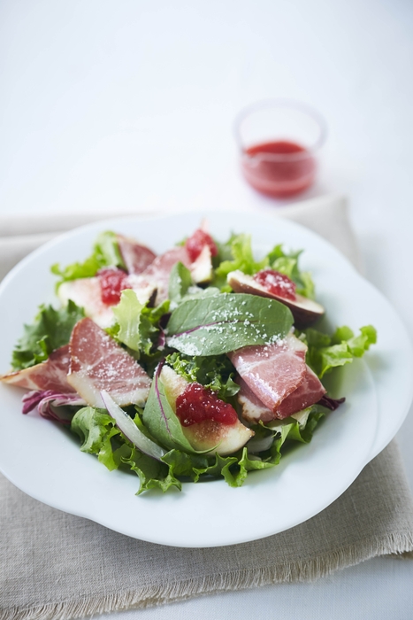 <アール・エフ・ワン>旬を楽しむ 無花果と燻製ハムのサラダ