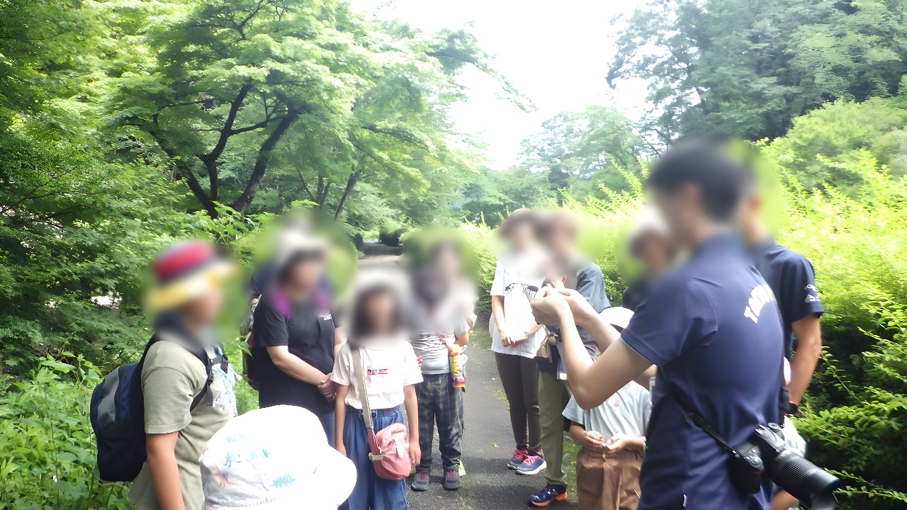 熱心に熱名を聞く参加者の皆さん(過去開催の様子)