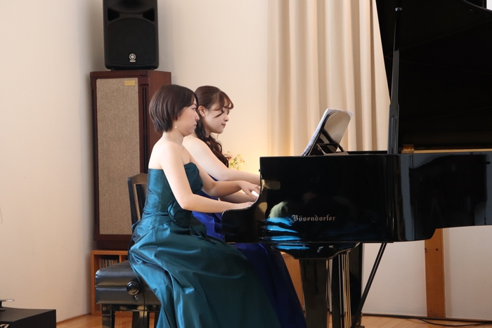 優秀賞　ピアノ連弾　手前から中者あゆみさん、渋谷藍香さん