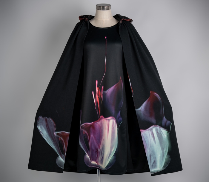 ショーで展示される「ovoveil」を使用したマント