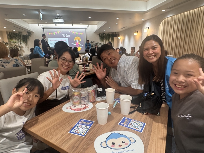 英語BINGOで景品をゲットして大喜びの参加者の様子