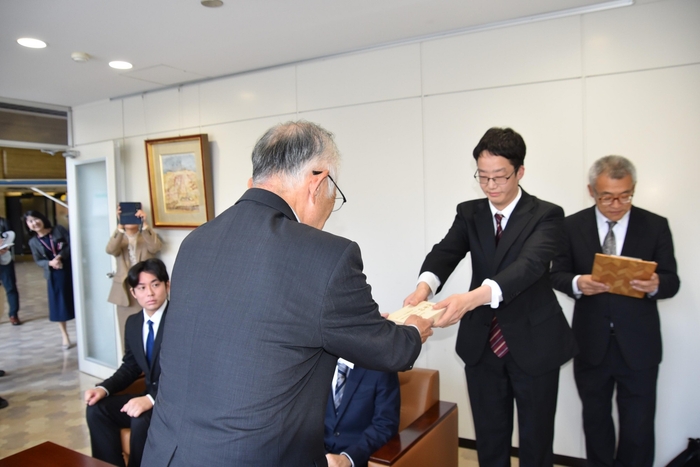 寄付金を手渡す兼田さん