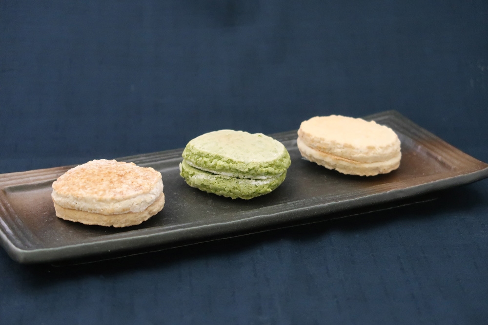 ダックワーズ(左から:黒豆きなこ、黒ゴマ抹茶、プレーン)