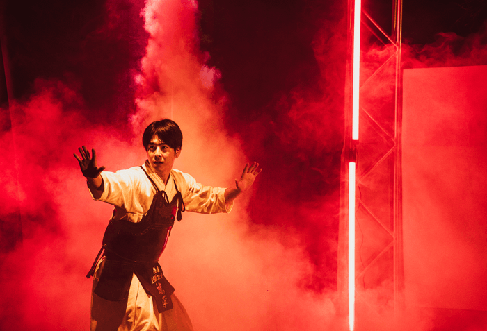 大会の様子1:スモークから登場する過去にない演出