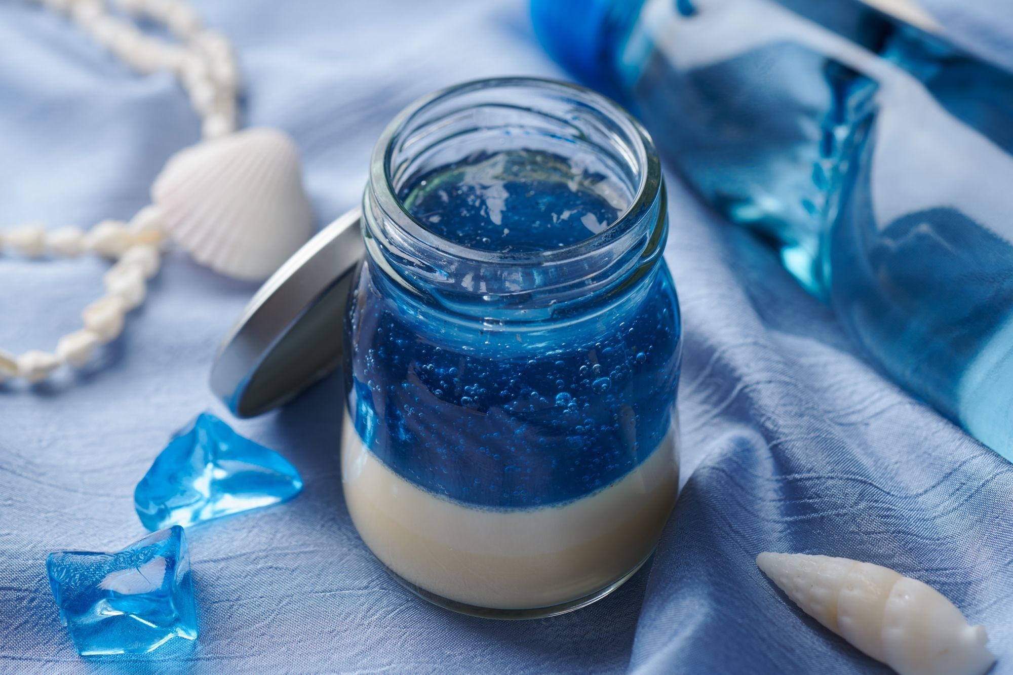 ブルーのラムネジュレが鮮やかな深海プリン