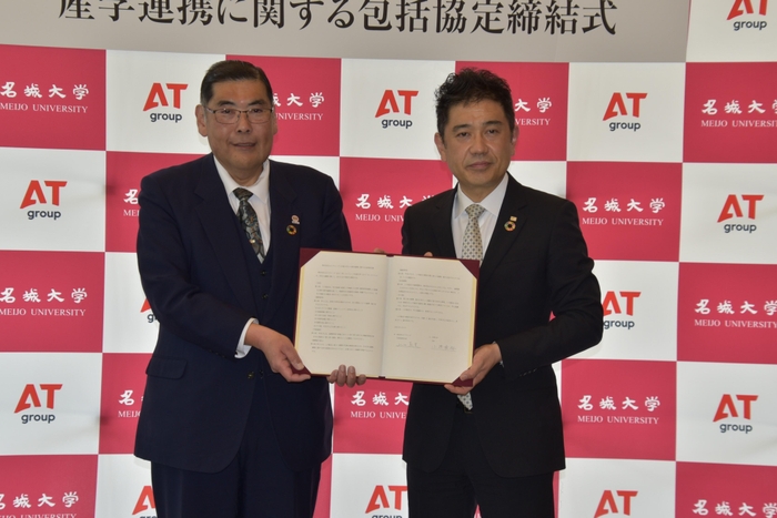 協定締結後、撮影に応じる小原学長(左)と山口社長