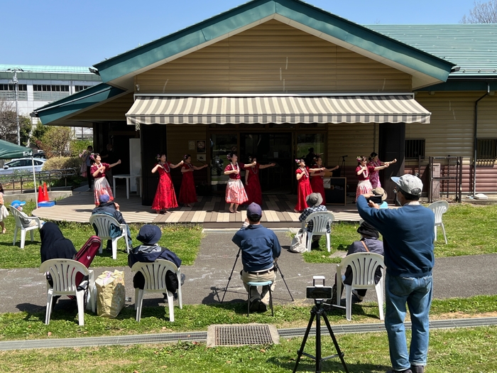 フラの踊り。衣装が華やかですね!