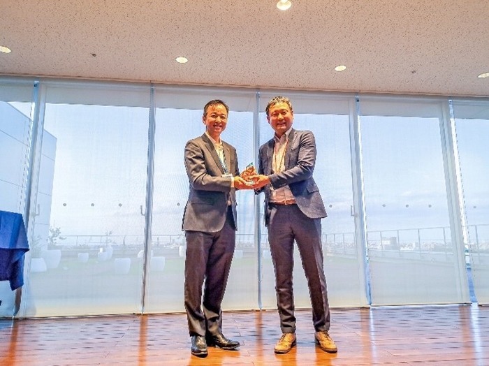 写真(2):個人賞受賞時の写真 左から横河ソリューションサービス株式会社執行役員 ERPビジネス本部長 佐藤様、NTS部長 神戸 豪文