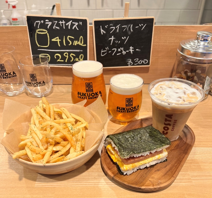 併設のSHOPには、オリジナルビール、軽食、コーヒーが揃う。