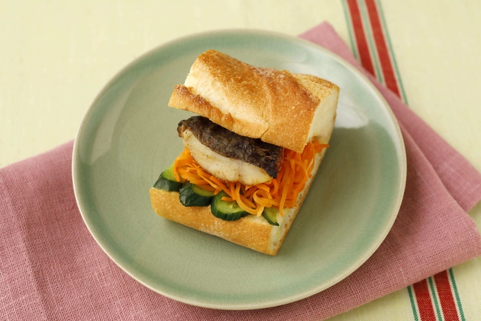 メダイとにんじんのエスニック風サンドイッチ