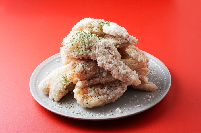 モッツァレラチーズinＷチーズ　250円(中にはモッツァレラチーズを入れ、外にはパウダーチーズをまぶした新時代の手羽先)