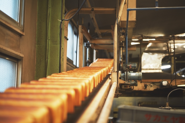 パン工場での生産風景