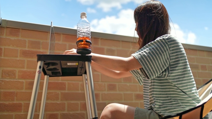 画像7 ベランダでタイピングする女性