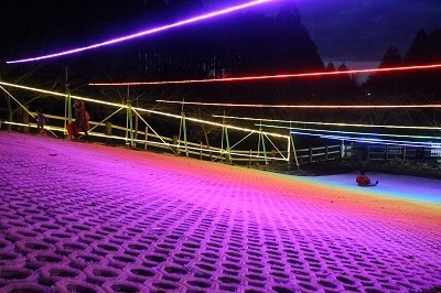 大人気の光る芝すべり!