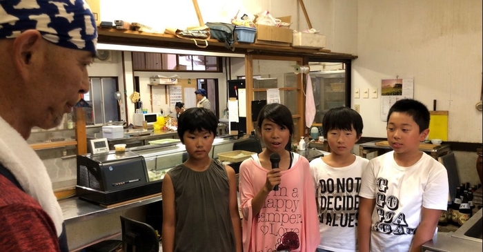 真剣なまなざしでインタビュー