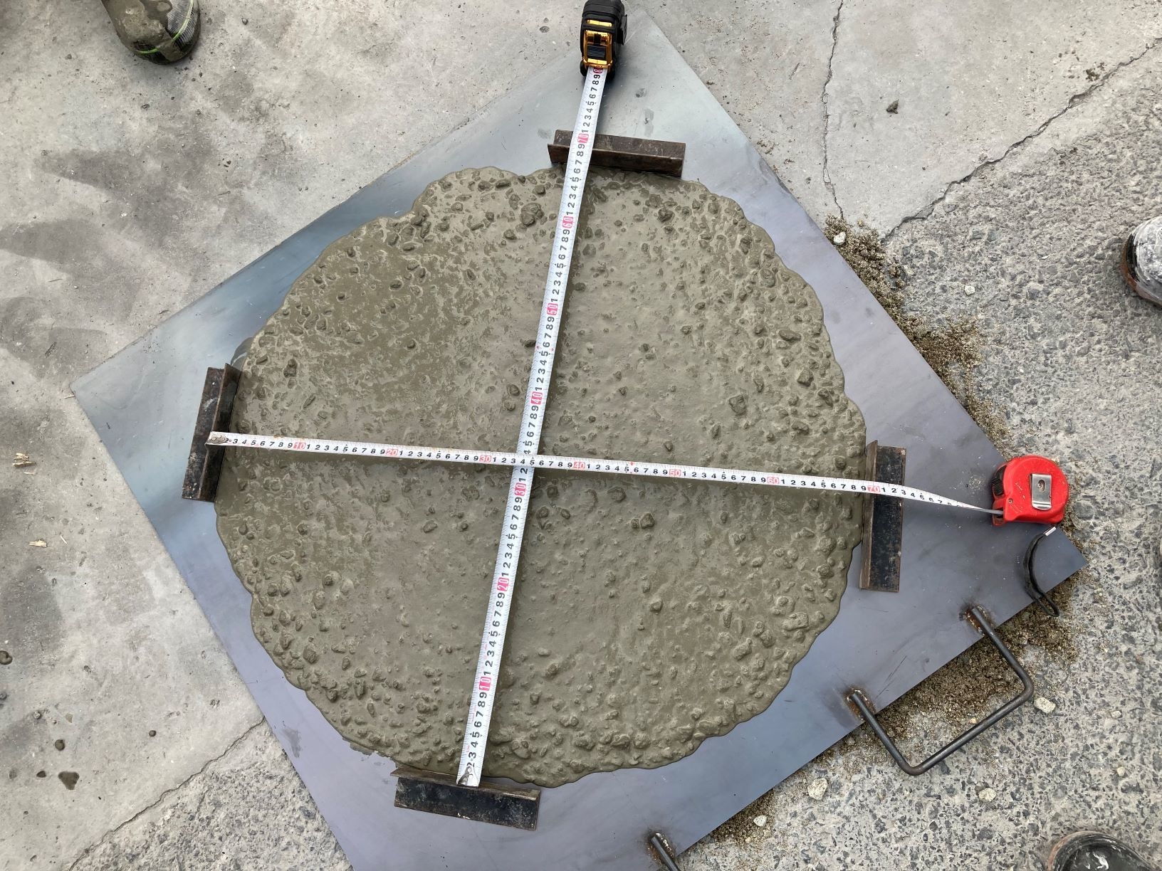 写真3:超高強度吹付けコンクリートのフレッシュ性状