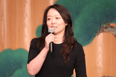 犬の歩行機能改善用リハビリデバイスの開発に取り組んでいる趙准教授