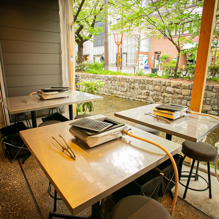 オープンエアの店内の真下を流れる高瀬川