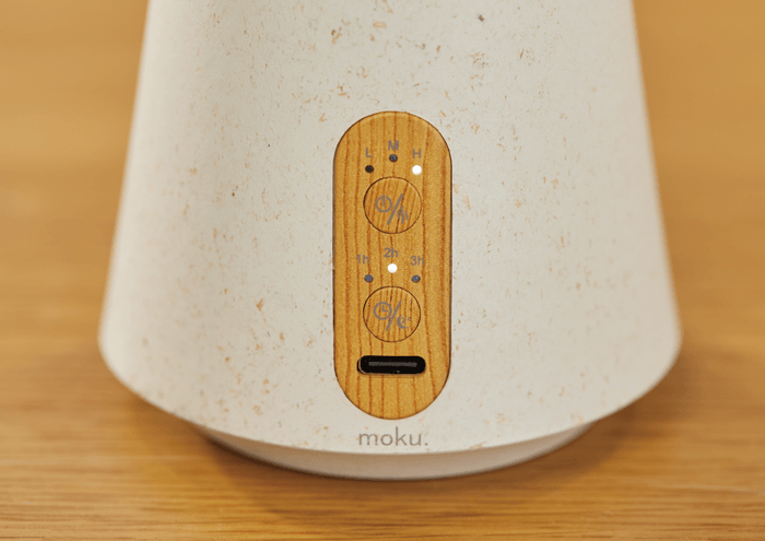 moku.ロゴと操作部の木目調がポイント