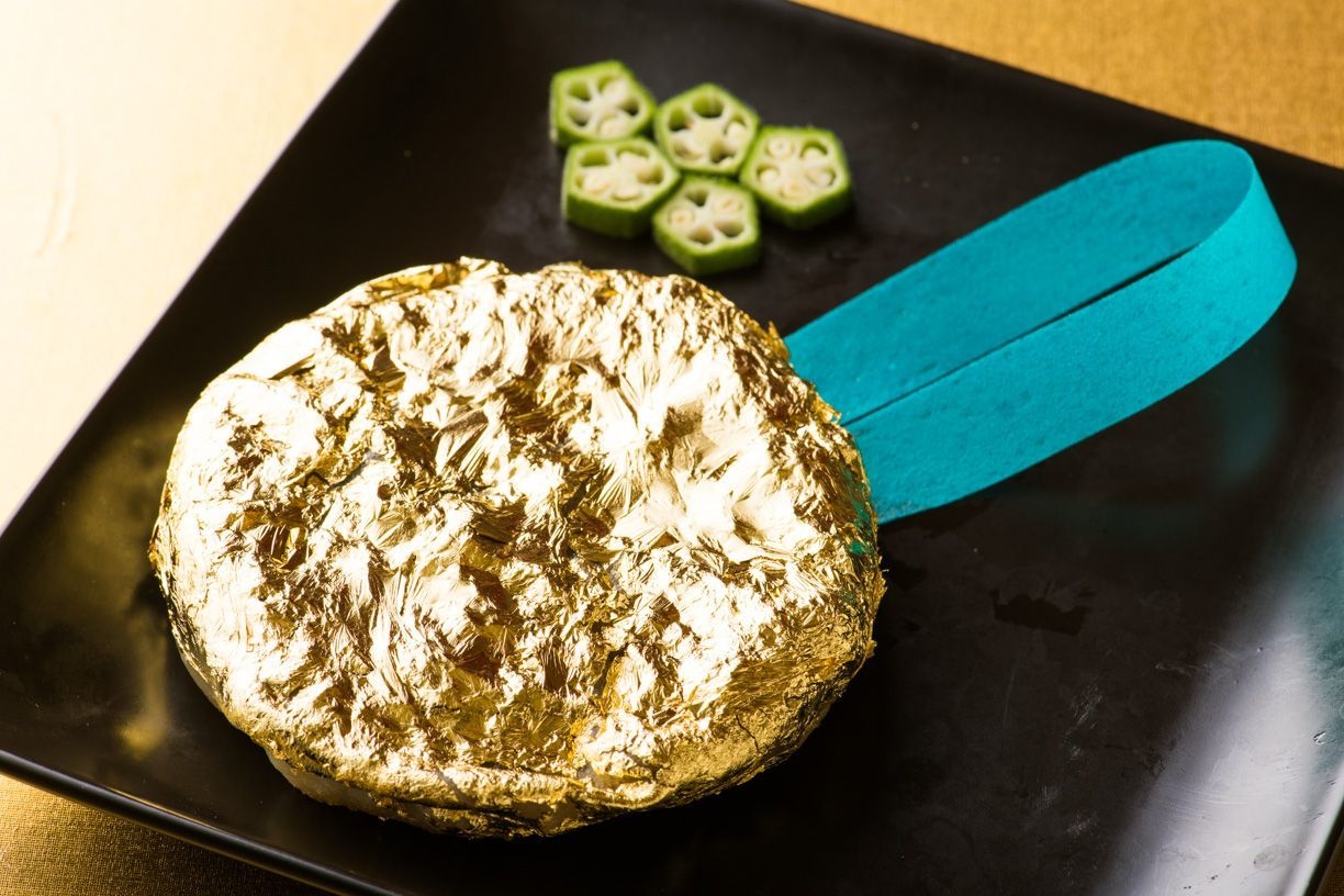 金メダルにそっくりな新メニュー「ドリームジャンボ金メダル餃子」メダルの上の5個のオクラが意味するものは!?ブルーの紐も食べられるんです!