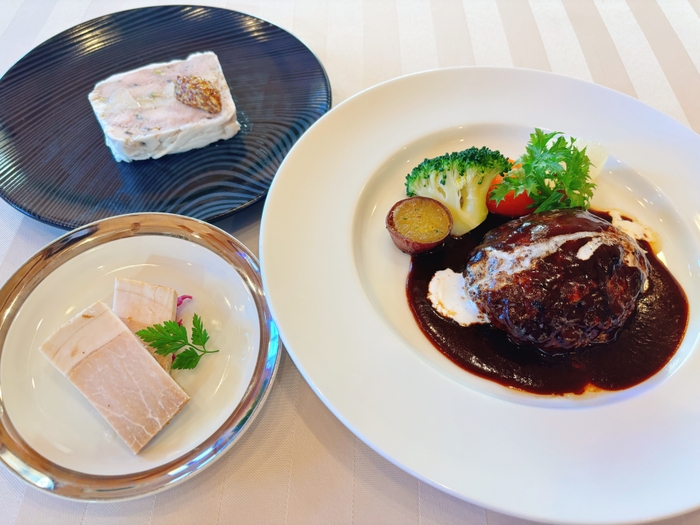 常陸の輝きの自家製ロースハム/常陸の輝きと里芋の燻製パテ・ド・カンパーニュ/常陸の輝き、常陸牛のハンバーグ