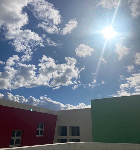 西棟(ウエストポート)の屋上から撮影された写真です。 本学のカラフルなキャンパスと青い空、白い雲が対比され、色のコントラストが綺麗です。(@morimori_mtさん)