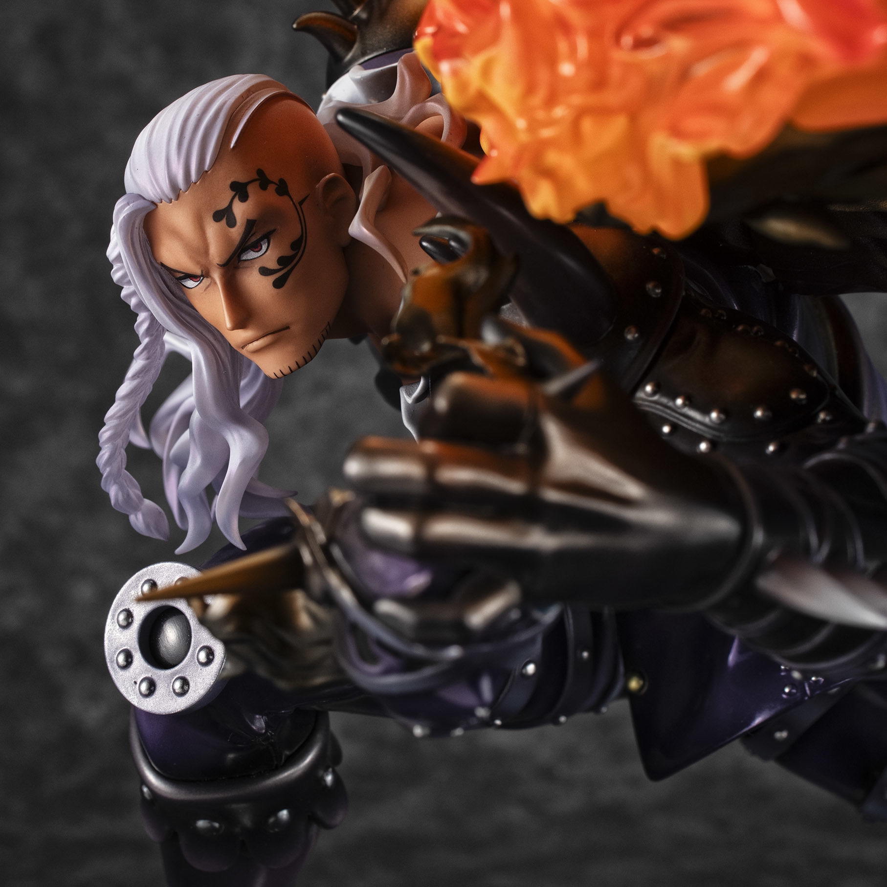 ワンピース POP 百獣海賊団 大看板 “火災のキング　フィギュア ワンピース」より、百獣海賊団 大看板 “火災のキング”を 迫力の約32cm