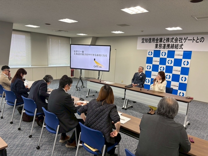 業務提携締結式での記者会見の様子