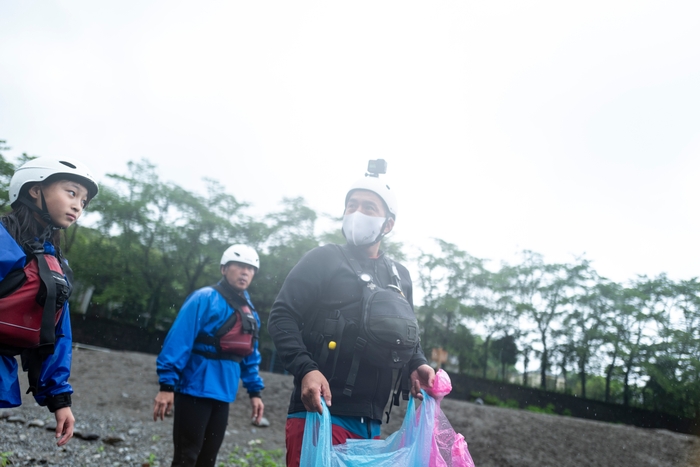 ゴミを探す柴田さんの表情は真剣そのもの