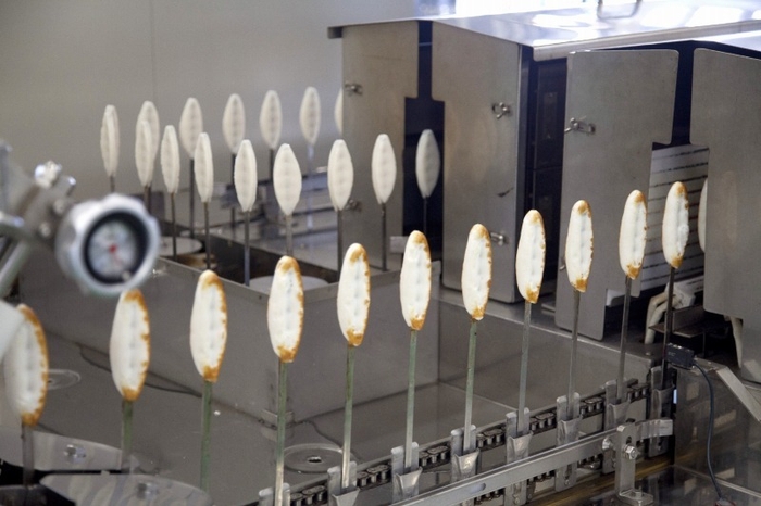 笹かまぼこ製造の様子 ※画像はイメージです